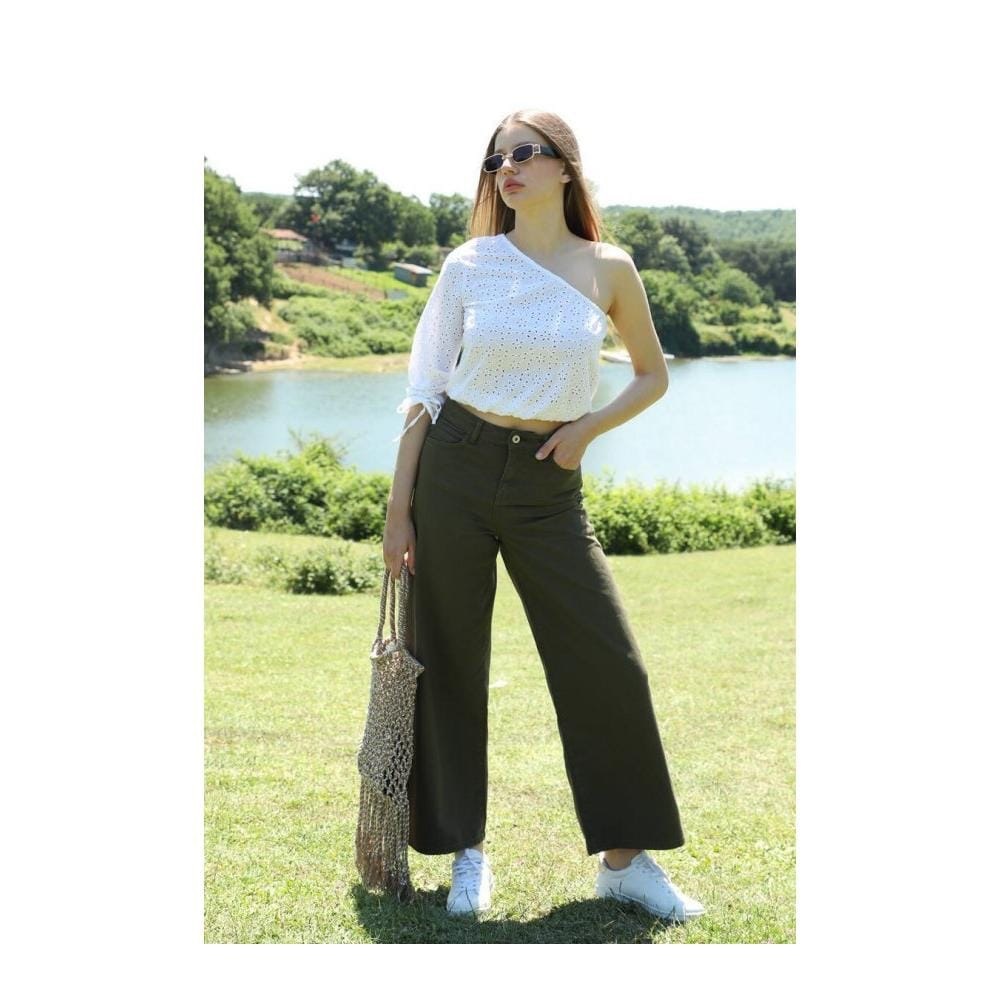 High-waisted jeans